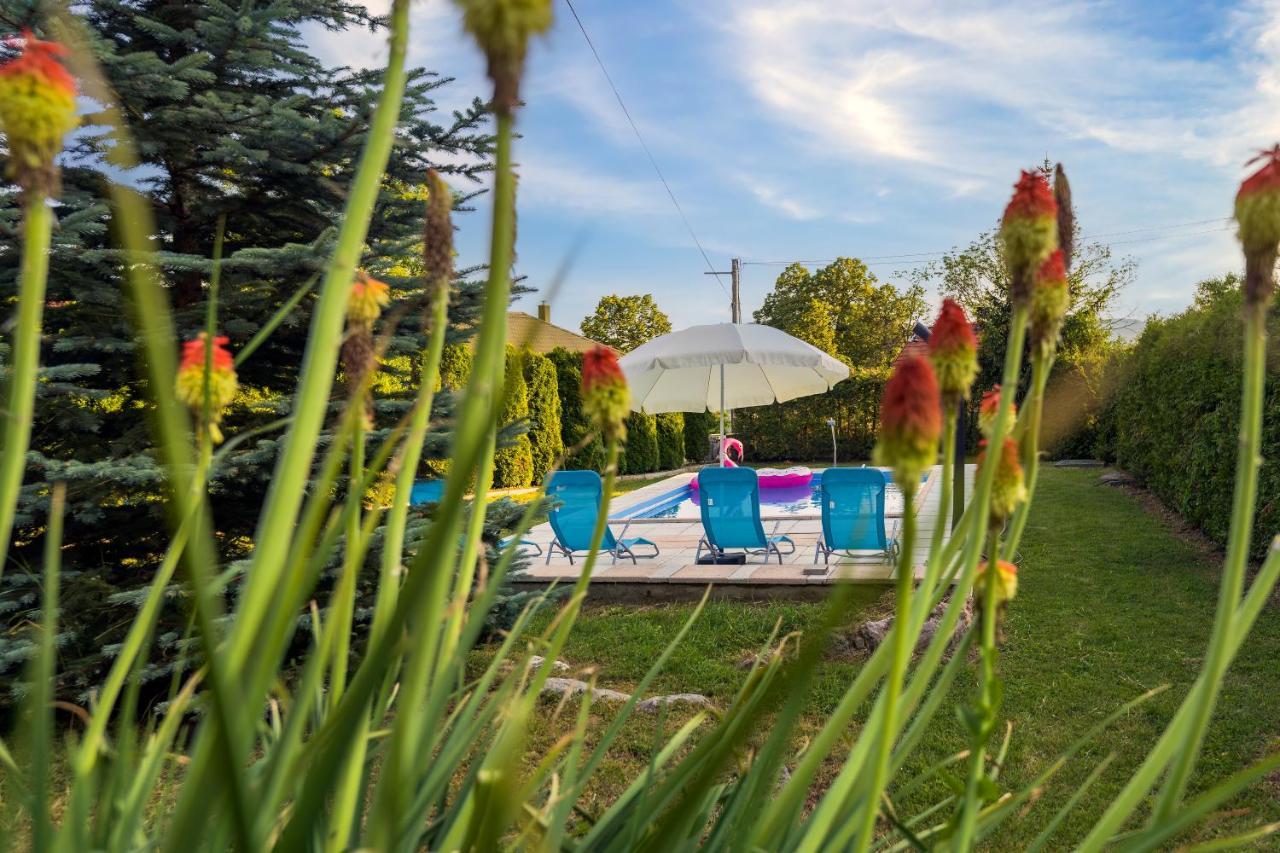 Villa Tratea - With A Heated Pool Tomici Eksteriør billede