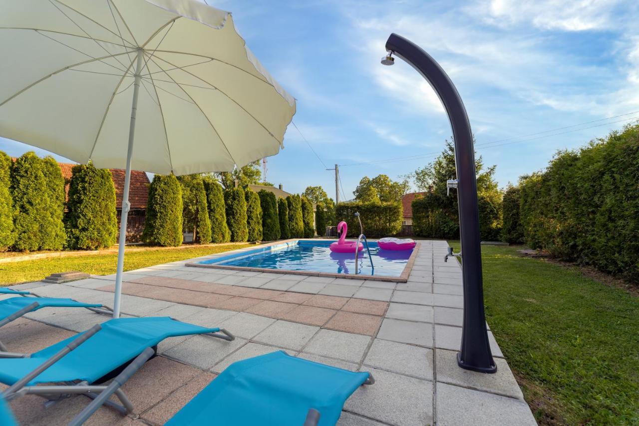Villa Tratea - With A Heated Pool Tomici Eksteriør billede
